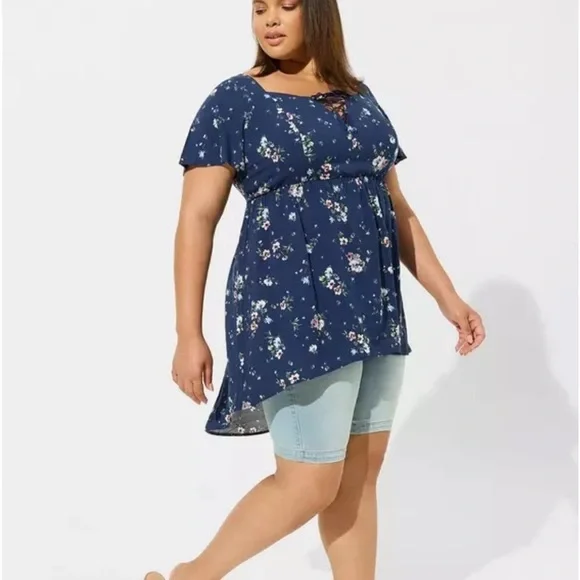 Torrid Floral Babydoll Blouse 1X Navy Blue Lace Up High Low Tunic Flowy Plus - Picture 7 of 8